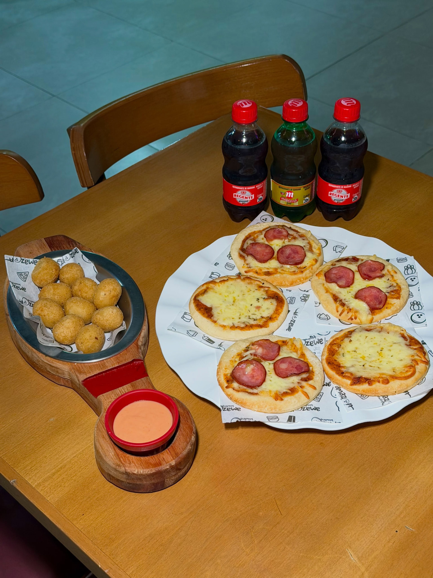 Mini pizzas e porção de salgados com refrigerantes
