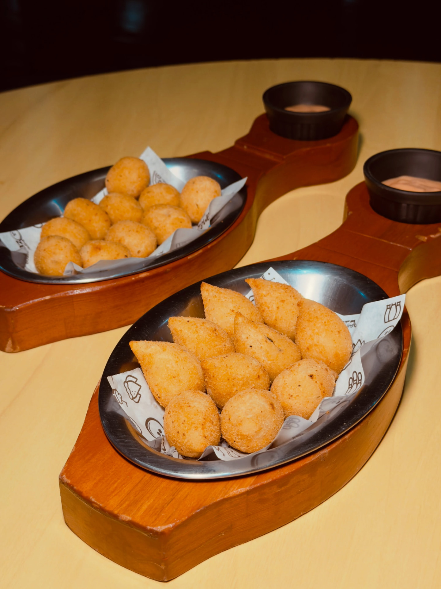 Tábuas de coxinhas e bolinhas de queijo com molho