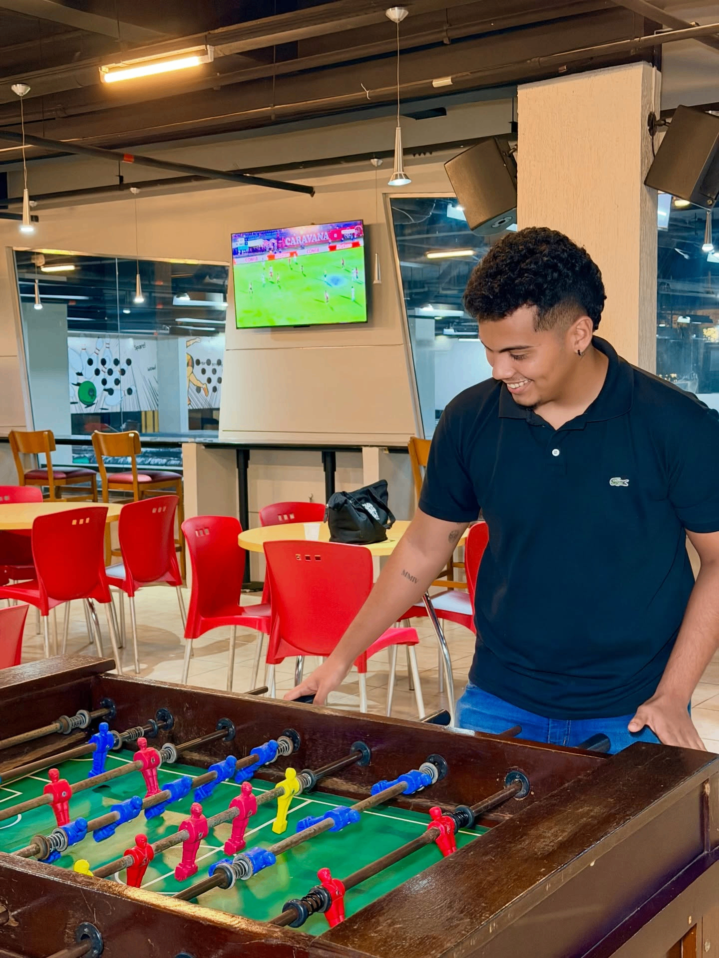 Equipe corporativa jogando pebolim