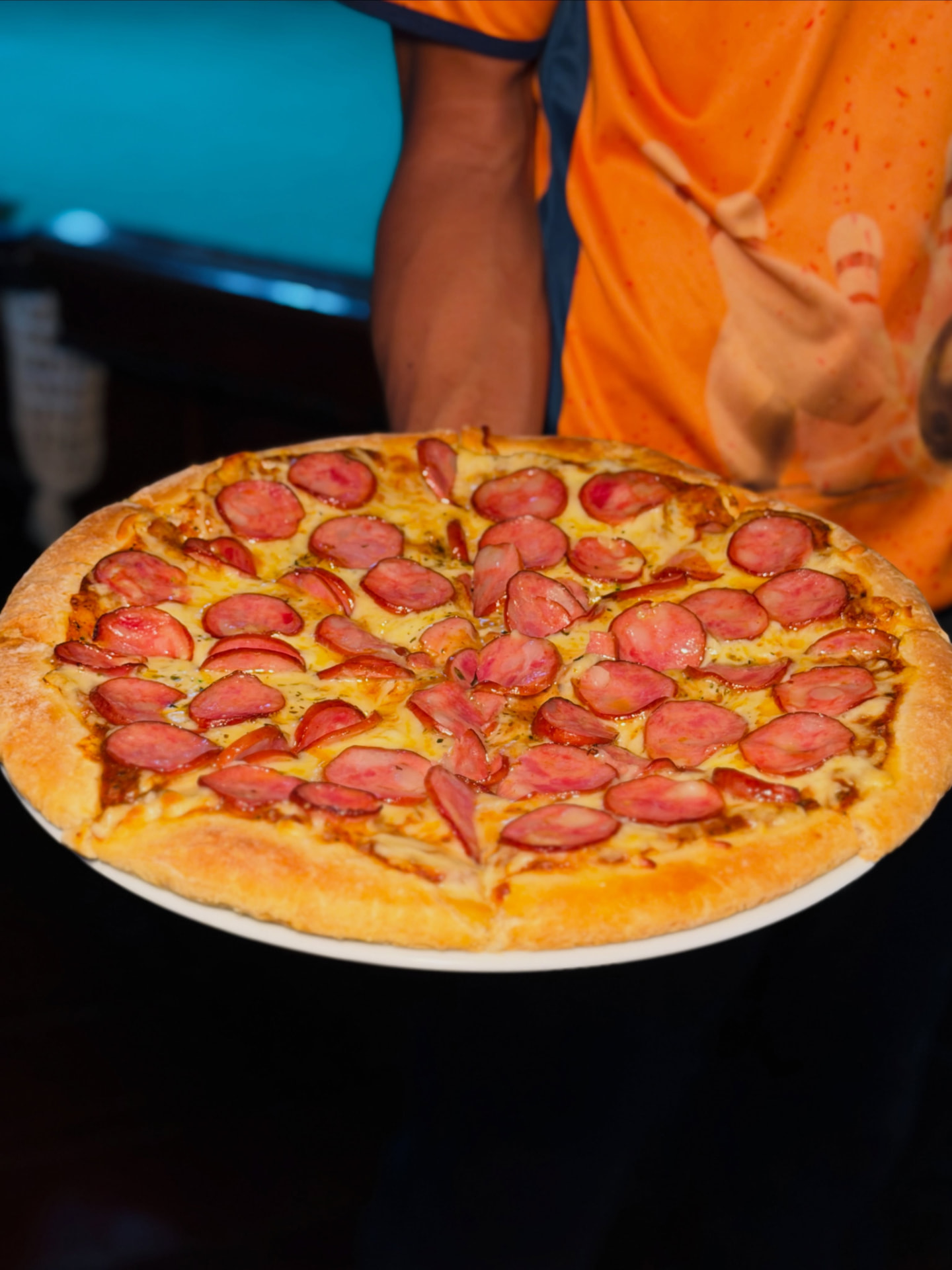 Pizza de calabresa servida na Amazon Bowling
