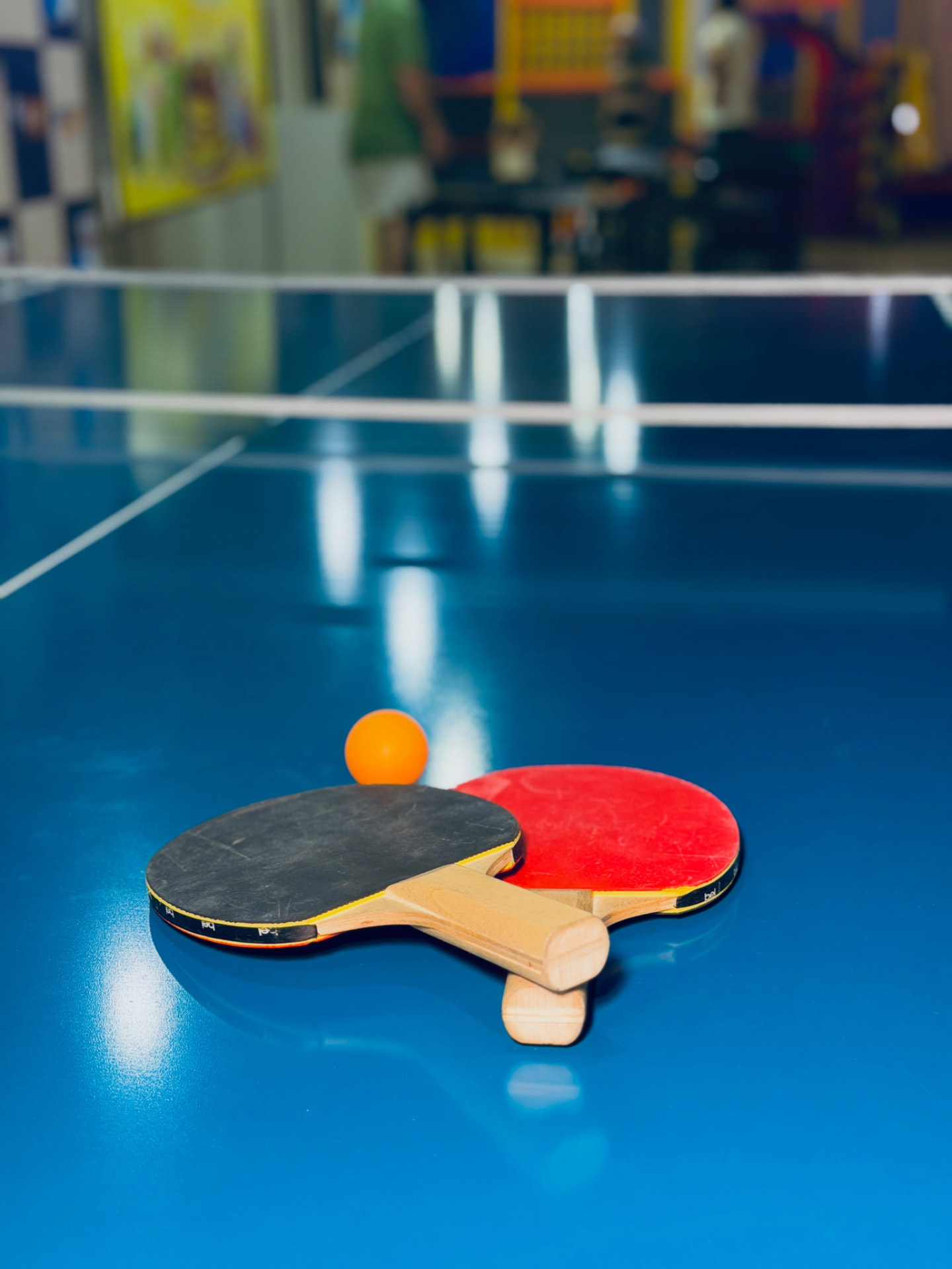 Mesa de ping pong com raquetes e bolinha na Amazon Bowling