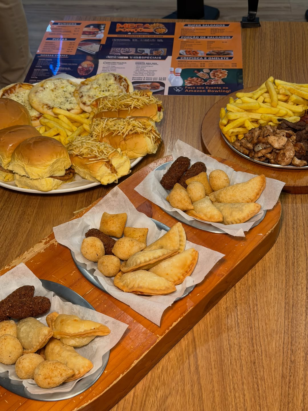 Mesa completa com diversas opções de comida
