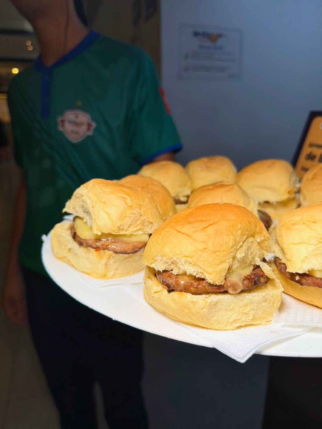 Mini hambúrgueres servidos em bandeja